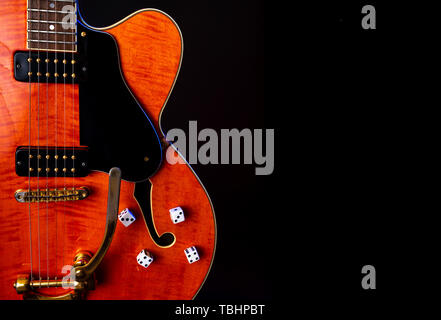 Vintage guitare électrique, flamme Orange, érable 6 String isolated on black Banque D'Images