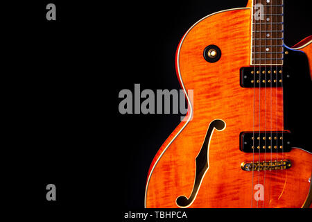 Vintage guitare électrique, flamme Orange, érable 6 String isolated on black Banque D'Images