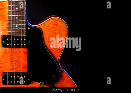 Vintage guitare électrique, flamme Orange, érable 6 String isolated on black Banque D'Images