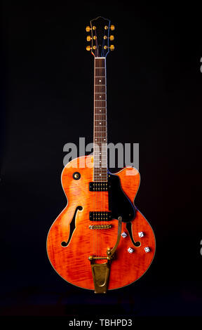 Vintage guitare électrique, flamme Orange, érable 6 String isolated on black Banque D'Images