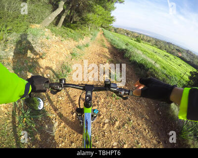 Pov d'un vtt sur un chemin de terre en Sardaigne, Italie Banque D'Images