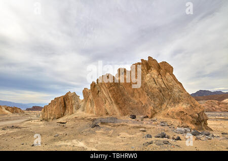 Rocky hill qui sort du sol près de vingt Mule Team Canyon dans la vallée de la mort, Californie, USA Banque D'Images