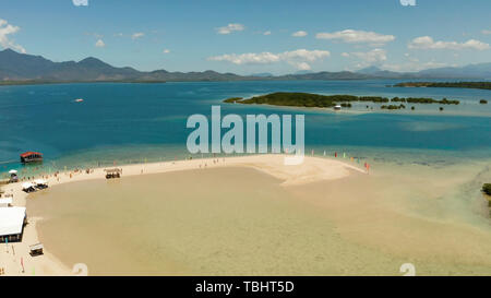 Belle plage sur l'île tropicale entourée de récifs de corail, Sandy bar avec les touristes. Honda Bay Vue d'en haut. Luli island. L'été et les vacances, Philippines, Palawan Banque D'Images