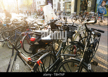 Beaucoup de vélos dans un parking vélo typique d'Amsterdam Banque D'Images