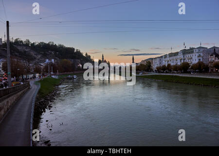 Belle vue de la célèbre ville historique de Salzbourg avec la Forteresse de Hohensalzburg et la rivière Salzach avec fond de ciel bleu, Salzbourg, Autriche Banque D'Images