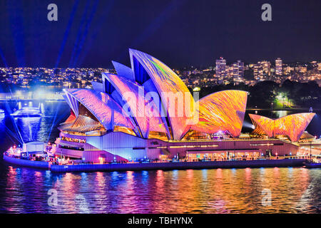 Sydney, Australie - 25 mai 2019 : colorés peints bleu image projetée sur le côté de l'Opéra de Sydney Sydney vives pendant le festival de Sydn ligh afficher Banque D'Images