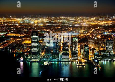 Vue de nuit sur le toit du New Jersey à partir de Manhattan au centre-ville avec des gratte-ciel urbain Banque D'Images