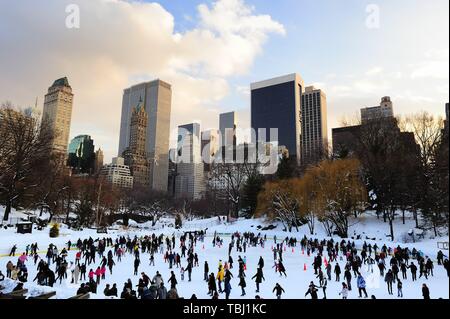 La VILLE DE NEW YORK, NY - 1 janvier : Les gens patiner sur glace avec Noël blanc dans Central Park bienvenue la nouvelle année de 2010 le 1 janvier 2011 à Manhattan, New York City. Banque D'Images
