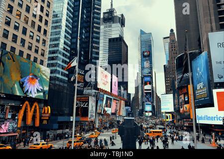NEW YORK - 5 SEPTEMBRE : Times Square Street view le 5 septembre 2014 à Manhattan, New York City. Avec en vedette des théâtres de Broadway et signes menés, c'est un symbole de la ville de New York et aux États-Unis, Banque D'Images