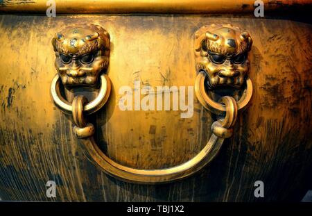 Pot ancien en cuivre avec lion statue décoration dans la Cité interdite à Pékin, en Chine. Banque D'Images