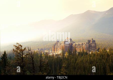 BANFF, ALBERTA, CANADA - nov 4 : Fairmont Hotel et la montagne le 4 septembre 2015 à Banff, Canada. Chaîne d'hôtels Fairmont est connue au Canada pour son célèbre historic hotels and resorts Banque D'Images