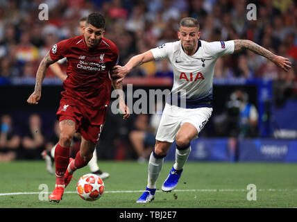 Le centre de Liverpool, Roberto Firminho (à gauche) et Tottenham Hotspur est Toby Alderweireld bataille pour la balle durant la finale de la Ligue des champions au Wanda Metropolitano, Madrid. Banque D'Images