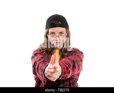 Belle jeune femme visant à imaginer arme sur viewer sur fond blanc Banque D'Images