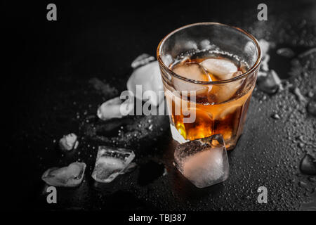 Verre de whisky froid sur fond sombre Banque D'Images