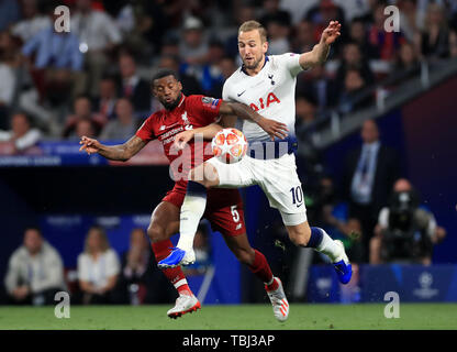 Georginio Wijnaldum de Liverpool (à gauche) affrontements avec Tottenham Hotspur Harry Kane lors de la finale de la Ligue des champions au Wanda Metropolitano, Madrid. Banque D'Images