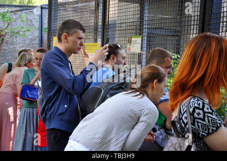 Moscou, Russie - 25 mai 2019 : une foule de personnes prendre des photos et enregistrer des vidéos à partir de téléphones mobiles et appareils d'animaux dans le zoo Banque D'Images