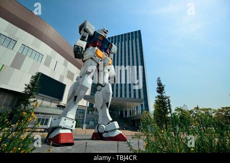 TOKYO, JAPON - 15 MAI : Giant Robot Gundam Statue à Divercity le 15 mai 2013 à Tokyo. Tokyo est la capitale du Japon et de la zone métropolitaine la plus peuplée au monde Banque D'Images