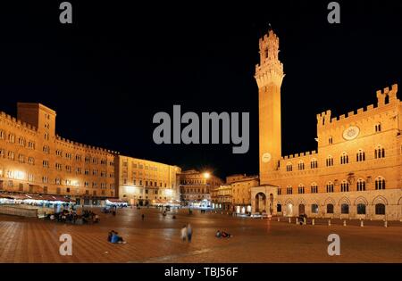 Bell Tower Hôtel de ville libre dans la nuit à Sienne en Italie. Banque D'Images