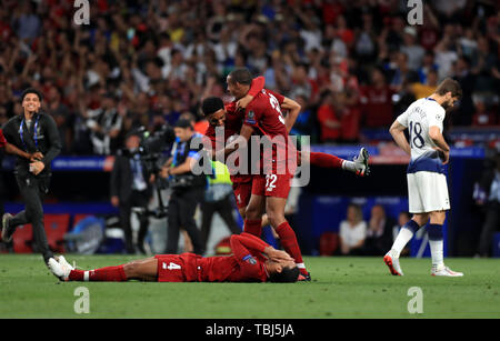 Le centre de Liverpool, Virgil van Dijk, Joe Gomez, et Joel Matip célèbrent après le coup de sifflet final lors de la finale de la Ligue des champions au Wanda Metropolitano, Madrid. Banque D'Images