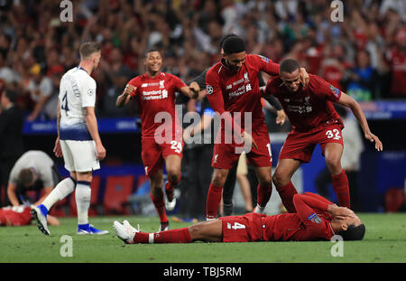 Le centre de Liverpool, Virgil van Dijk, Joe Gomez, et Joel Matip célèbrent après le coup de sifflet final lors de la finale de la Ligue des champions au Wanda Metropolitano, Madrid. Banque D'Images