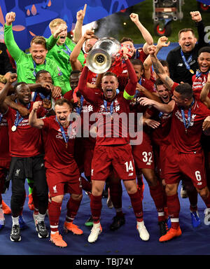 Le capitaine Jordan Henderson de Liverpool soulève le trophée de la Ligue des Champions après la finale de la Ligue des champions au Wanda Metropolitano, Madrid. Banque D'Images