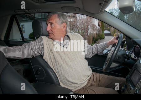 Voiture en arrière des conducteurs âgés Banque D'Images