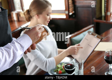 Waiter taking order in restaurant, gros plan Banque D'Images