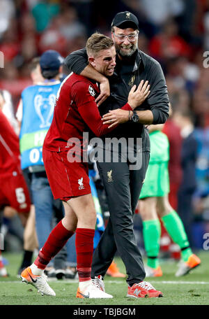 Le centre de Liverpool, Jordan Henderson (à gauche) célèbre avec manager Jurgen Klopp après avoir remporté la finale de la Ligue des champions au Wanda Metropolitano, Madrid. Banque D'Images