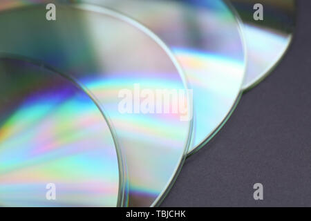 Les disques compact brillant sur fond sombre, gros plan Banque D'Images