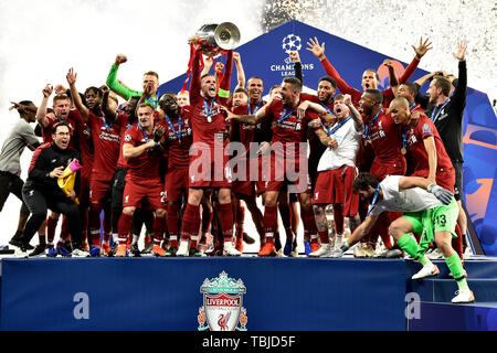 Madrid, Espagne. 01 Juin, 2019. Joueur de Liverpool célébrer avec le trophée à la fin de la au cours de la finale de la Ligue des Champions 2019 match entre Tottenham Hotspur et Liverpool au stade Metropolitano de Wanda, Madrid, Espagne, le 1 juin 2019. Photo par Giuseppe maffia. Credit : UK Sports Photos Ltd/Alamy Live News Banque D'Images