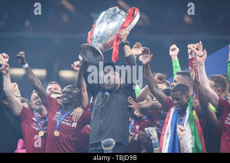 Madrid, Espagne. 01 Juin, 2019. Sur la jubilation victoire de la Ligue des Champions : coach Jürgen Klopp (Liverpool) avec le trophée. Le football : Finale de la Ligue des Champions 2019 : Tottenham Hotspurs vs Liverpool FC, Madrid, juin 1, 2019 | dans le monde entier : dpa Crédit/Alamy Live News Banque D'Images