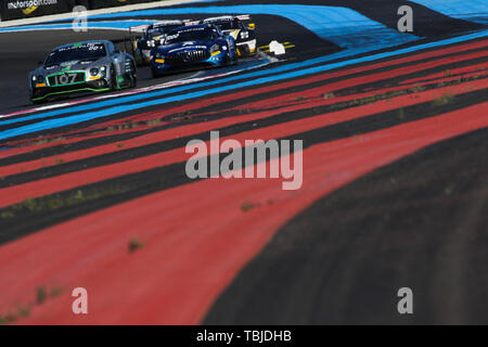 Le Castellet, France. 01 Juin, 2019. L'équipe M-Sport Bentley Bentley Continental GT3 avec les pilotes Jordan Poivre, Steven Kane & Jules Gounon mène FALCON NOIR Mercedes-AMG GT3 avec les pilotes Maro Engel, Luca Stolz & Yelmer Buurman lors de la Blancpain Endurance Series GT Cup sur le Circuit Paul Ricard, Le Castellet, France le 1er juin 2019. Photo par Jurek Biegus. Credit : UK Sports Photos Ltd/Alamy Live News Banque D'Images