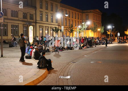 01 juin 2019, l'Allemagne (allemand), Wittenberge : passagers sont assis en face de la gare de Wittenberge dans la Prignitz et attendre pour le remplaçant du trafic pour la poursuite du voyage à Hambourg. La glace de Berlin à Hambourg a dû s'arrêter et d'être évacuées dans Wittenberge, probablement à cause d'un bagage suspect. (Dpa 'ICE éliminé à Wittenberge station - des centaines de passagers concernés') Photo : Julian Stähle/dpa-Zentralbild/dpa Banque D'Images