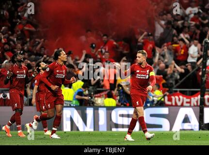 Madrid, Espagne. 1er juin 2019. Les joueurs de Liverpool célèbrent un but inscrit par Divock originaux (1re L) lors de la finale de la Ligue des Champions entre deux équipes britanniques Liverpool et Tottenham Hotspur à Madrid, Espagne, le 1 juin 2019. Liverpool a gagné 2-0 et a réclamé le champion. Credit : Guo Qiuda/Xinhua/Alamy Live News Banque D'Images