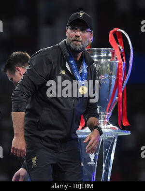 Madrid, Espagne. 01 Juin, 2019. coach Jürgen Klopp (Liverpool) en face de la Ligue des Champions trophy. Le football : Finale de la Ligue des Champions 2019 : Tottenham Hotspurs vs Liverpool FC, Madrid, juin 1, 2019 | dans le monde entier : dpa Crédit/Alamy Live News Banque D'Images