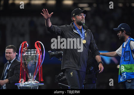 Madrid, Espagne. 01 Juin, 2019. coach Jürgen Klopp (Liverpool) en face de la Ligue des Champions trophy. Le football : Finale de la Ligue des Champions 2019 : Tottenham Hotspurs vs Liverpool FC, Madrid, juin 1, 2019 | dans le monde entier : dpa Crédit/Alamy Live News Banque D'Images