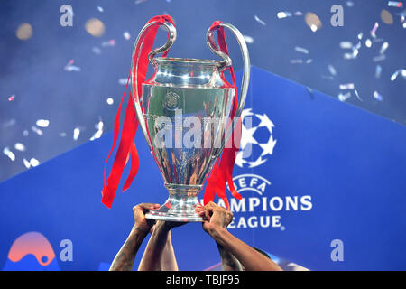 Madrid, Espagne. 01 Juin, 2019. Général Randmotiv-Haende Henkelpott, tasse, coupe, trophée, Close up. Cérémonie de remise des prix. Finale de la Ligue des Champions de football 2019/Tottenham Hotspur-Liverpool FC 0-2, Saison2018/19, au 01.06.2019, Wanda Stade Metropolitano. Utilisation dans le monde entier | Credit : dpa/Alamy Live News Banque D'Images