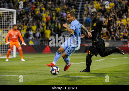 Samedi, Juin 01, 2019 : New York City FC Alexandru Mitrita au poste (28) et Columbus Crew SC defender Jonathan Mensah (4) dans la deuxième partie du match entre New York City FC et Columbus Crew Stadium, MAPFRE à SC à Columbus OH. Crédit Photo obligatoire : Dorn Byg/Cal Sport Media. New York City FC 2 - Columbus Crew SC 2 Banque D'Images