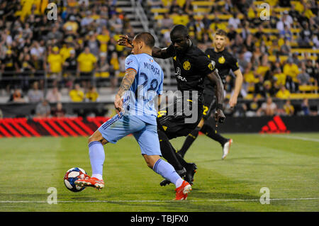 Samedi, Juin 01, 2019 : New York City FC Alexandru Mitrita au poste (28) et Columbus Crew SC defender Jonathan Mensah (4) dans la deuxième partie du match entre New York City FC et Columbus Crew Stadium, MAPFRE à SC à Columbus OH. Crédit Photo obligatoire : Dorn Byg/Cal Sport Media. New York City FC 2 - Columbus Crew SC 2 Banque D'Images