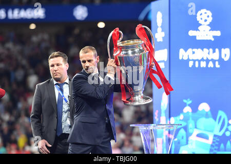 Madrid, Espagne. 01 Juin, 2019. Aleksander Il (Président de l'Uefa) soulève la coupe, coupe, trophée. Cérémonie de remise des prix. Finale de la Ligue des Champions de football 2019/Tottenham Hotspur-Liverpool FC 0-2, Saison2018/19, au 01.06.2019, Wanda Stade Metropolitano. Utilisation dans le monde entier | Credit : dpa/Alamy Live News Banque D'Images