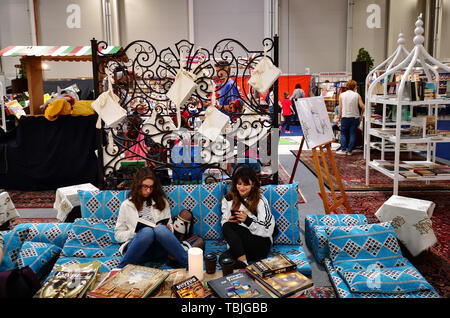 Bucarest, Roumanie. 1er juin 2019. Les gens lisent et choisir des livres à la Bookfest, une foire internationale du livre, à Romexpo de Bucarest, Roumanie, 1 juin 2019. Huifen Crédit : Lin/Xinhua/Alamy Live News Banque D'Images