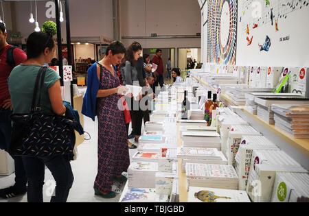 Bucarest, Roumanie. 1er juin 2019. Les gens lisent et choisir des livres à la Bookfest, une foire internationale du livre, à Romexpo de Bucarest, Roumanie, 1 juin 2019. Huifen Crédit : Lin/Xinhua/Alamy Live News Banque D'Images