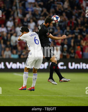 Washington DC, USA. 1er juin 2019. D.C. United de terrain (15) Steve Birnbaum dirige la balle loin de San Jose Earthquakes/milieu de Defender (6) Shea Salinas pendant un match de soccer MLS entre le D.C. United et les San Jose Earthquakes au champ d'Audi à Washington DC. Justin Cooper/CSM/Alamy Live News Banque D'Images