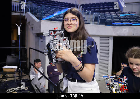 Montevideo, Uruguay. 01 Juin, 2019. Une participante de la France vu tenant son morceau robotique robotique au cours de la compétition à l'ANTEL Arena à Montevideo. Pour la première fois, l'Uruguay a accueilli la FIRST LEGO League 2019 ouvert à l'ANTEL Arena Stadium à Montevideo. Dans ce concours de robotique, 700 étudiants de 25 pays ont participé : Allemagne, Argentine, Australie, Bolivie, Brésil, Chili, Colombie, Corée, Costa Rica, Espagne, États-Unis, Espagne, Estonie, France, Grèce, Guatemala, Honduras, Israël, Italie, Mexique, Nigéria, Paraguay, Pérou, Roumanie, Russie, Afrique du Sud, la Turquie et l'Uruguay pa Banque D'Images