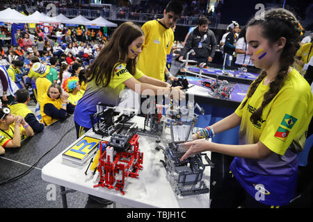 Montevideo, Uruguay. 01 Juin, 2019. Participant du Brésil vu au cours de la compétition de robotique à l'ANTEL Arena à Montevideo. Pour la première fois, l'Uruguay a accueilli la FIRST LEGO League 2019 ouvert à l'ANTEL Arena Stadium à Montevideo. Dans ce concours de robotique, 700 étudiants de 25 pays ont participé : Allemagne, Argentine, Australie, Bolivie, Brésil, Chili, Colombie, Corée, Costa Rica, Espagne, États-Unis, Espagne, Estonie, France, Grèce, Guatemala, Honduras, Israël, Italie, Mexique, Nigéria, Paraguay, Pérou, Roumanie, Russie, Afrique du Sud, la Turquie et l'Uruguay ont participé à l'événement. FIRST LEGO Banque D'Images