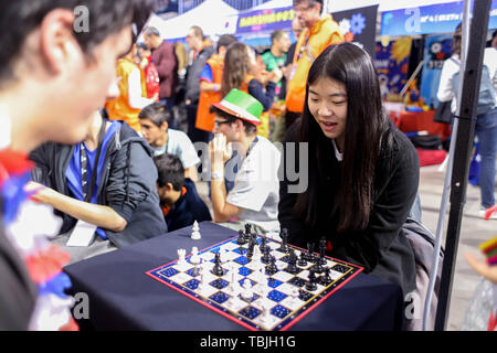 Montevideo, Uruguay. 01 Juin, 2019. Les participants ont vu jouer aux échecs pendant le concours de robotique à l'ANTEL Arena à Montevideo. Pour la première fois, l'Uruguay a accueilli la FIRST LEGO League 2019 ouvert à l'ANTEL Arena Stadium à Montevideo. Dans ce concours de robotique, 700 étudiants de 25 pays ont participé : Allemagne, Argentine, Australie, Bolivie, Brésil, Chili, Colombie, Corée, Costa Rica, Espagne, États-Unis, Espagne, Estonie, France, Grèce, Guatemala, Honduras, Israël, Italie, Mexique, Nigéria, Paraguay, Pérou, Roumanie, Russie, Afrique du Sud, la Turquie et l'Uruguay ont participé à l'événement. Première L Banque D'Images