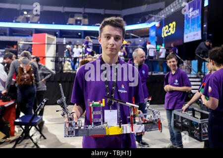 Montevideo, Uruguay. 01 Juin, 2019. Un participant vu tenant son morceau robotique robotique au cours de la compétition à l'ANTEL Arena à Montevideo. Pour la première fois, l'Uruguay a accueilli la FIRST LEGO League 2019 ouvert à l'ANTEL Arena Stadium à Montevideo. Dans ce concours de robotique, 700 étudiants de 25 pays ont participé : Allemagne, Argentine, Australie, Bolivie, Brésil, Chili, Colombie, Corée, Costa Rica, Espagne, États-Unis, Espagne, Estonie, France, Grèce, Guatemala, Honduras, Israël, Italie, Mexique, Nigéria, Paraguay, Pérou, Roumanie, Russie, Afrique du Sud, la Turquie et l'Uruguay ont participé à l'e Banque D'Images