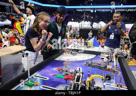 Montevideo, Uruguay. 01 Juin, 2019. Une participante de la France vu au cours de la compétition de robotique à l'ANTEL Arena à Montevideo. Pour la première fois, l'Uruguay a accueilli la FIRST LEGO League 2019 ouvert à l'ANTEL Arena Stadium à Montevideo. Dans ce concours de robotique, 700 étudiants de 25 pays ont participé : Allemagne, Argentine, Australie, Bolivie, Brésil, Chili, Colombie, Corée, Costa Rica, Espagne, États-Unis, Espagne, Estonie, France, Grèce, Guatemala, Honduras, Israël, Italie, Mexique, Nigéria, Paraguay, Pérou, Roumanie, Russie, Afrique du Sud, la Turquie et l'Uruguay ont participé à l'événement. F Banque D'Images