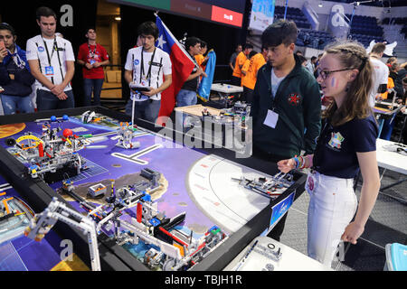 Montevideo, Uruguay. 01 Juin, 2019. Une participante de la France vu au cours de la compétition de robotique à l'ANTEL Arena à Montevideo. Pour la première fois, l'Uruguay a accueilli la FIRST LEGO League 2019 ouvert à l'ANTEL Arena Stadium à Montevideo. Dans ce concours de robotique, 700 étudiants de 25 pays ont participé : Allemagne, Argentine, Australie, Bolivie, Brésil, Chili, Colombie, Corée, Costa Rica, Espagne, États-Unis, Espagne, Estonie, France, Grèce, Guatemala, Honduras, Israël, Italie, Mexique, Nigéria, Paraguay, Pérou, Roumanie, Russie, Afrique du Sud, la Turquie et l'Uruguay ont participé à l'événement. F Banque D'Images