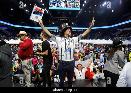 Montevideo, Uruguay. 01 Juin, 2019. Le juge principal vu au cours de la compétition de robotique à l'ANTEL Arena à Montevideo. Pour la première fois, l'Uruguay a accueilli la FIRST LEGO League 2019 ouvert à l'ANTEL Arena Stadium à Montevideo. Dans ce concours de robotique, 700 étudiants de 25 pays ont participé : Allemagne, Argentine, Australie, Bolivie, Brésil, Chili, Colombie, Corée, Costa Rica, Espagne, États-Unis, Espagne, Estonie, France, Grèce, Guatemala, Honduras, Israël, Italie, Mexique, Nigéria, Paraguay, Pérou, Roumanie, Russie, Afrique du Sud, la Turquie et l'Uruguay ont participé à l'événement. Premier LEGO est Banque D'Images